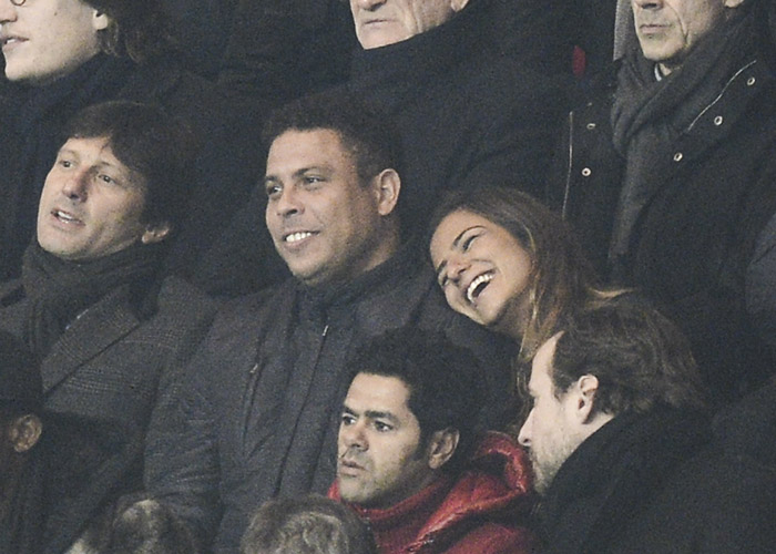 Ronaldo e Paula Morais assistem a jogo em clima de romance, em Paris