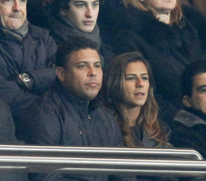 Ronaldo e Paula Morais assistem a jogo em clima de romance, em Paris