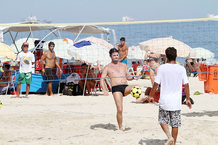 Marcelo Serrado joga futevôlei na praia - Veja as Fotos