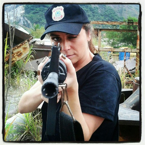 Giovanna Antonelli faz treinamento com arma para Salve Jorge, da Globo