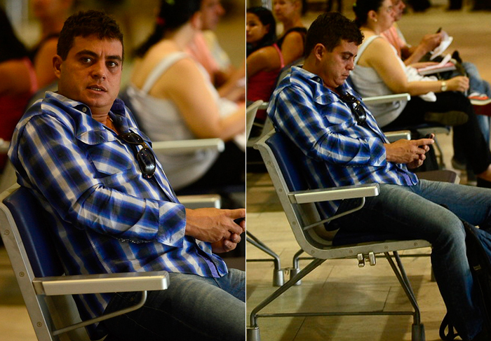 Daniel ouve música enquanto aguarda seu voo no Santos Dumont