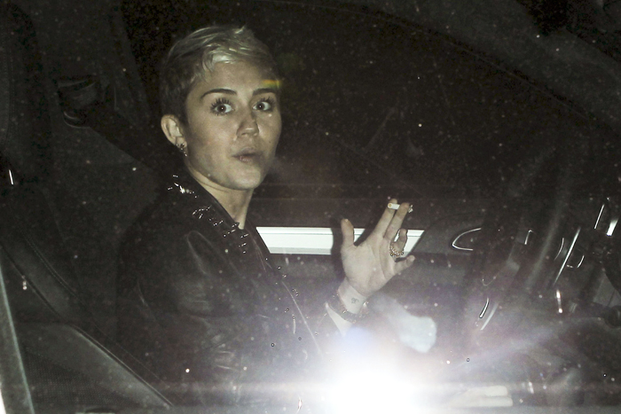 Miley Cyrus é vista fumando, ao sair de estúdio de gravação