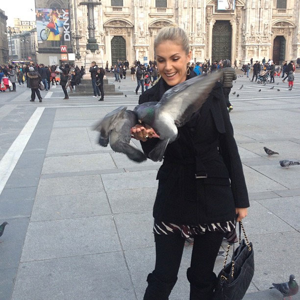 Ana Hickmann faz pombos comerem na sua mãe em praça de Milão