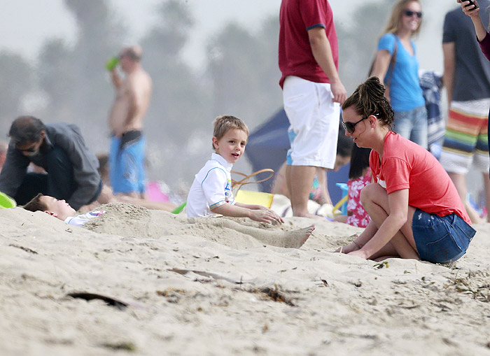 Britney Spears enterra os filhos na areia da praia de Santa Bárbara