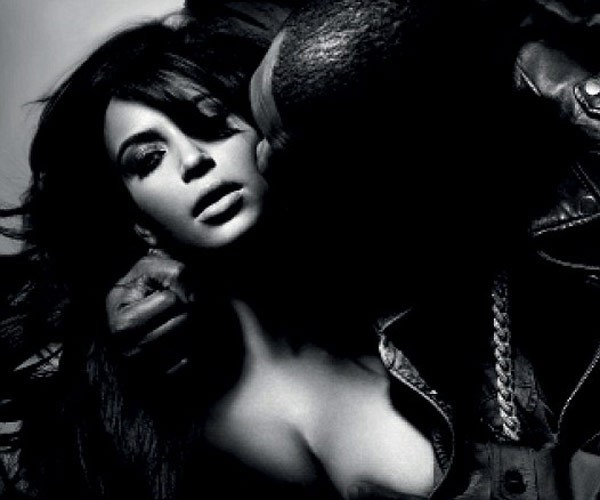  Kanye West posa com a mão no seio de Kim Kardashian para revista francesa