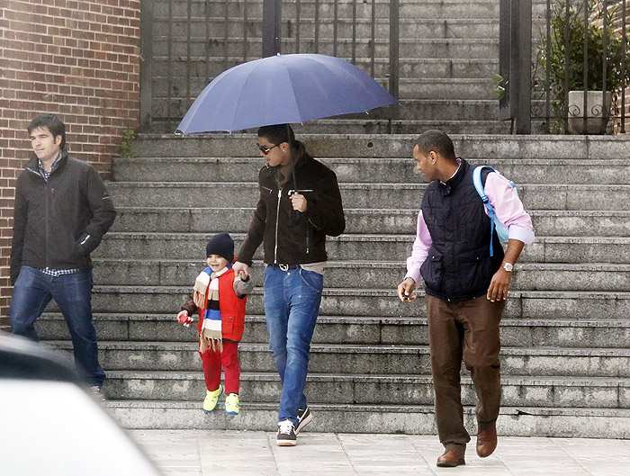 Em dia de folga, Cristiano Ronaldo leva filho para a escola