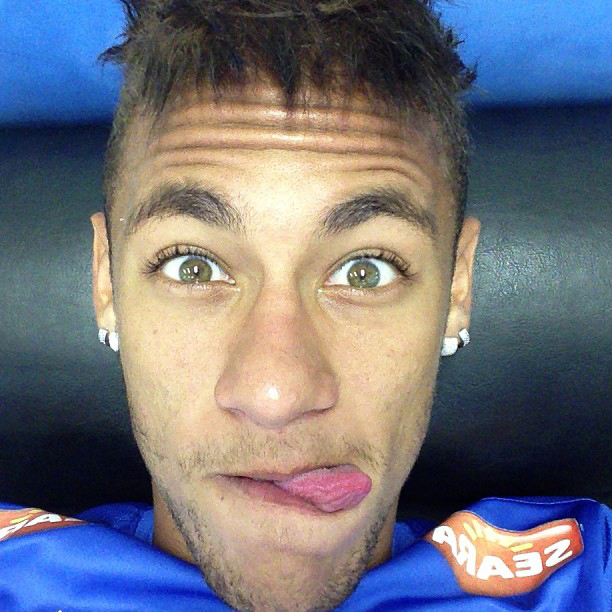 Neymar escurece os cabelos e mostra a língua para foto