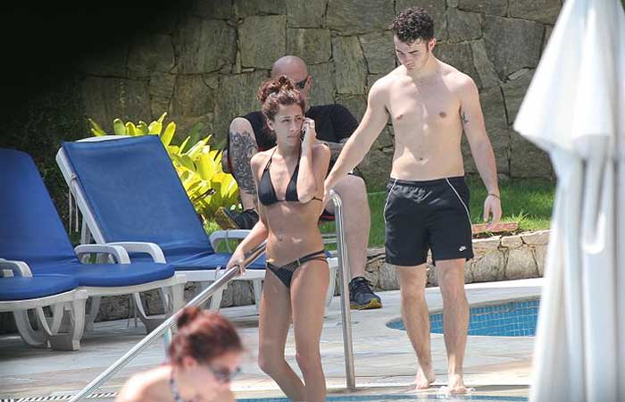 Kevin Jonas namora bastante em piscina de hotel no Rio