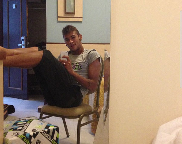 Neymar curte fim de semana largadão e de pernas para o ar