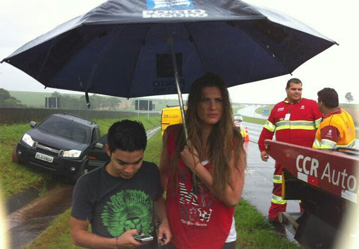Lívia Andrade sofre acidente com Yudi na estrada