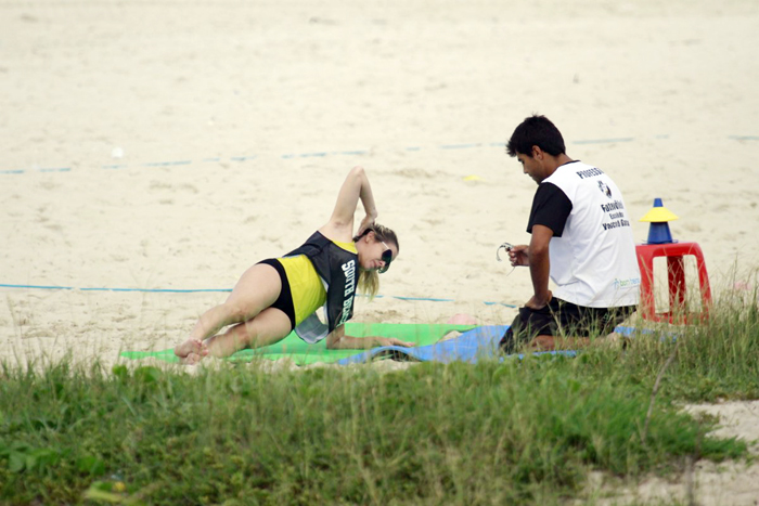 De micro short, Danielle Winits treina pesado na praia
