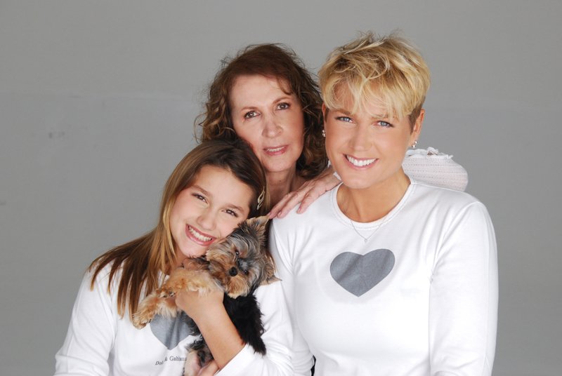 Xuxa com a fiha Sasha e a mãe Alda