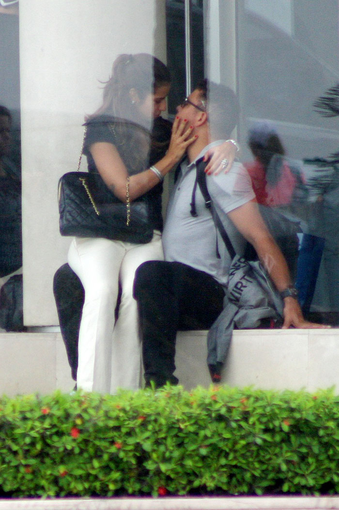 Em clima de romance, Ronaldo e Paula Morais trocam muitos beijos - Veja as Fotos