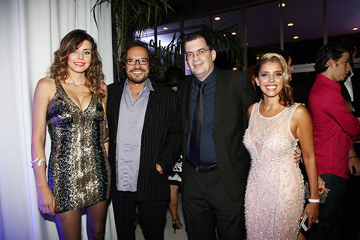 Wolf Maia e namorada com Paula Pereira e o marido Marcos Schechtman