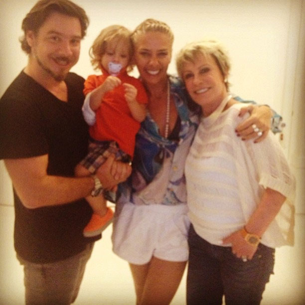 Adriane Galisteu dá os parabéns à Ana Maria e posta foto dela com a família