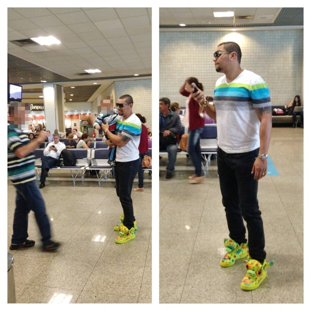 Naldo chama atenção em aeroporto com tênis de ursinho
