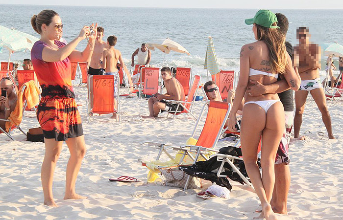 De biquíni branco, ex-panicat Lizi Benites chama atenção na praia