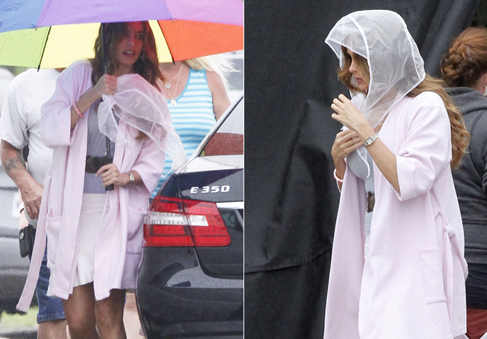  Sofia Vergara protege seu cabelo da chuva em set de filmagem
