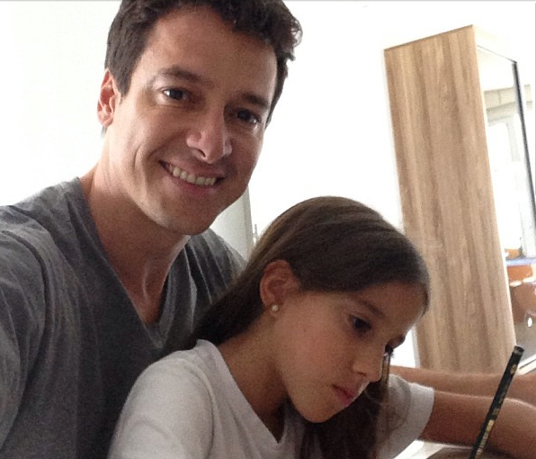 Rodrigo Faro ajuda filha nos estudos