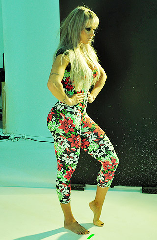 Juliana Salimeni posa com roupas de moda fitness