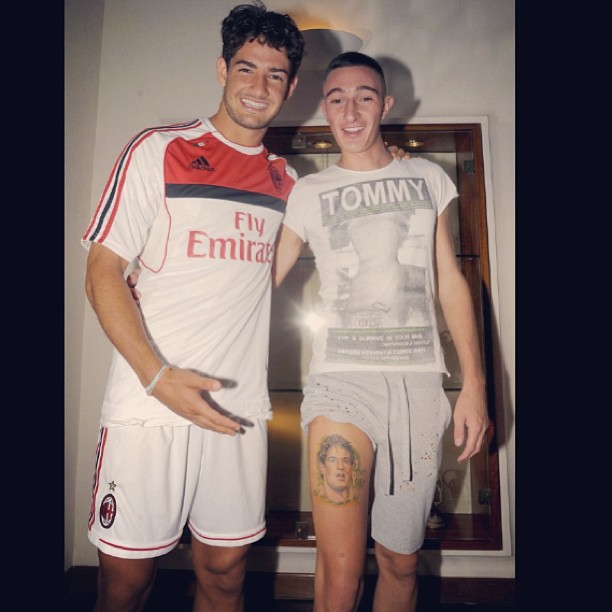 ARA Alexandre Pato posa ao lado de fã que tatuou seu rosto na perna