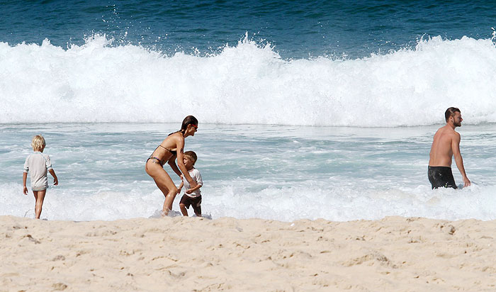 Fernanda Lima e Rodrigo Hilbert com os filhos na praia do Leblon. 