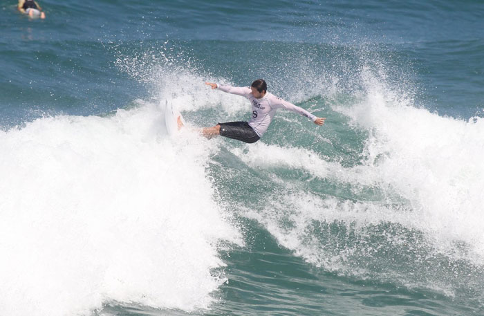 Vladimir Brichta curte tarde de surf na Praia da Macumba