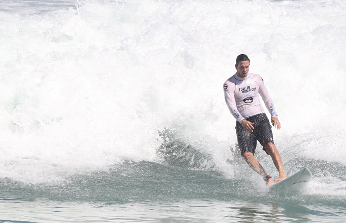 Vladimir Brichta curte tarde de surf na Praia da Macumba