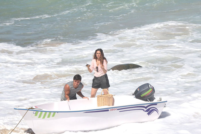 Bruno Gissoni e Daniela Escobar gravam novela na praia