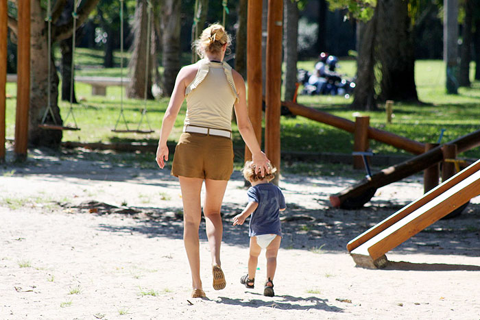 Letícia Birkheuer brinca com a filha em parque