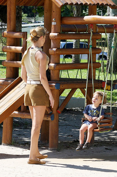 Letícia Birkheuer brinca com a filha em parque