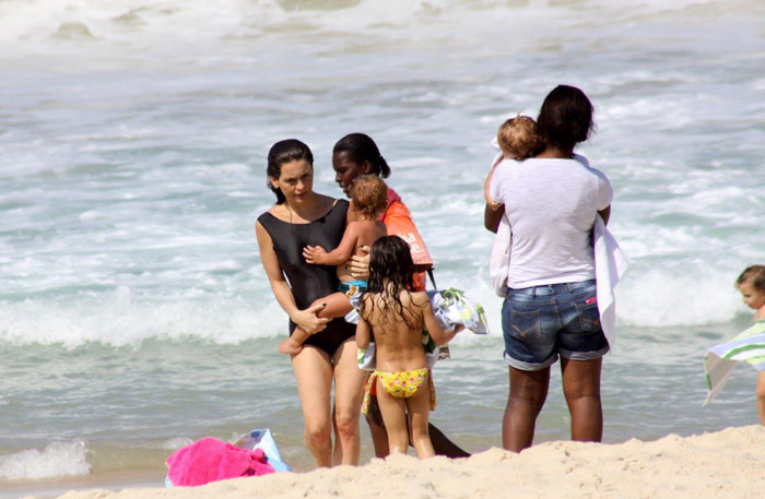 Claudia Abreu vai à praia com a família