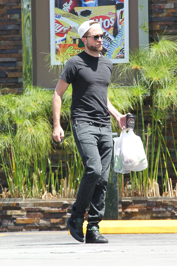 Robert Pattinson é visto comprando guloseimas para Kristen Stewart