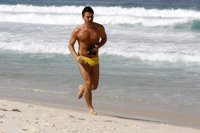 Murilo Rosa corre só de sunga em praia no Rio de Janeiro