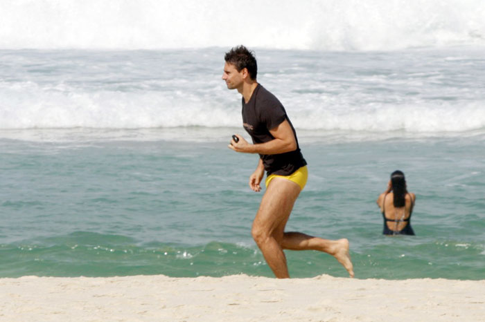 Murilo Rosa corre só de sunga em praia no Rio de Janeiro
