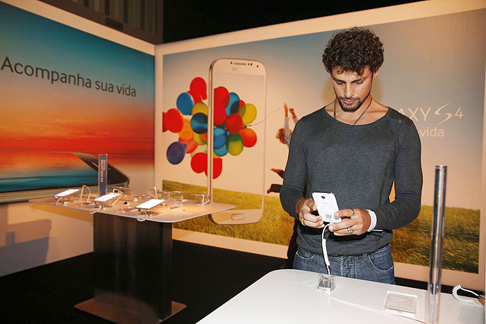 Famosos conferem lançamento do novo Samsung Galaxy S4
