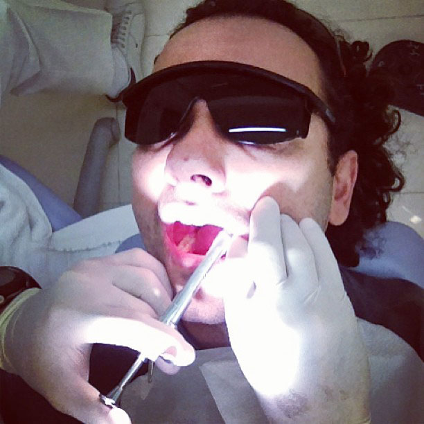 Marco Luque brinca com óculos na cadeira do dentista