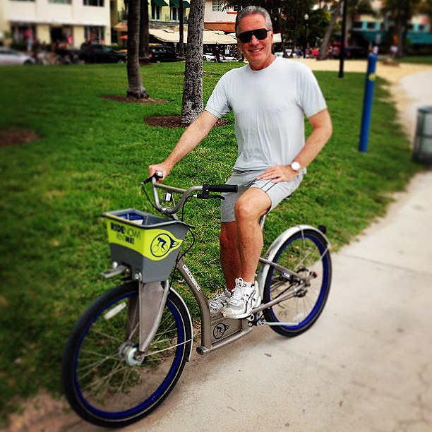 De bermuda, Roberto Justus anda de bicicleta