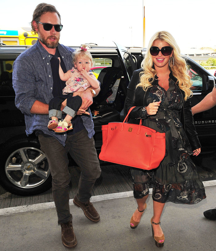 Jessica Simpson chega ao aeroporto de LA com a família