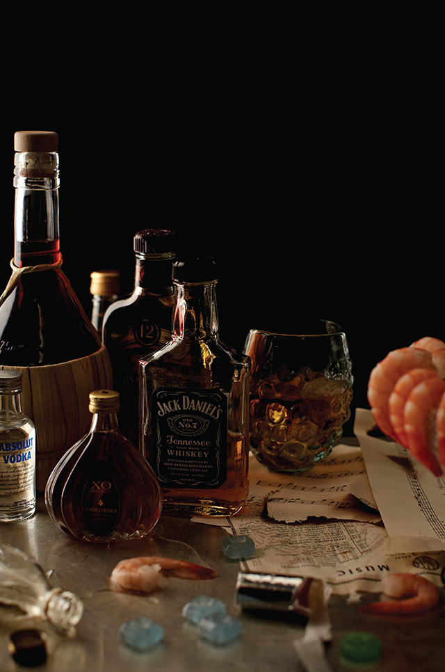 Frank Sinatra: Uma garrafa de cada: Absolute, Jack Daniel, Chivas Regal, Courvoisier, Gin Beefeater, vinho branco e vinho tinto. Vinte e quatro camarões refrigerados gigantes e pastilhas para a tosse.
