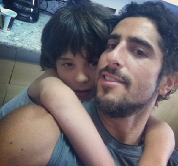 Marcos Mion recebe abraço do filho Romeo