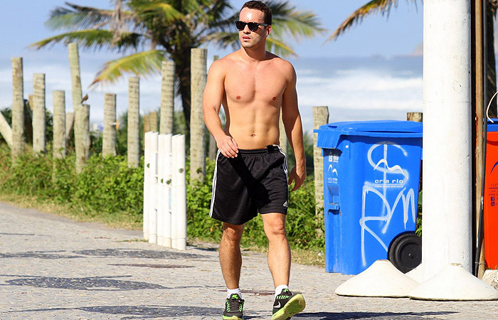 Rodrigo Andrade se exercita em praia carioca