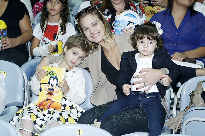 Luiza Valdetaro posa com as crianças na plateia do espetáculo