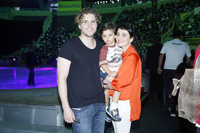 Thiago Fragoso conferiu o espetáculo com a mulher e o filho, Benjamin