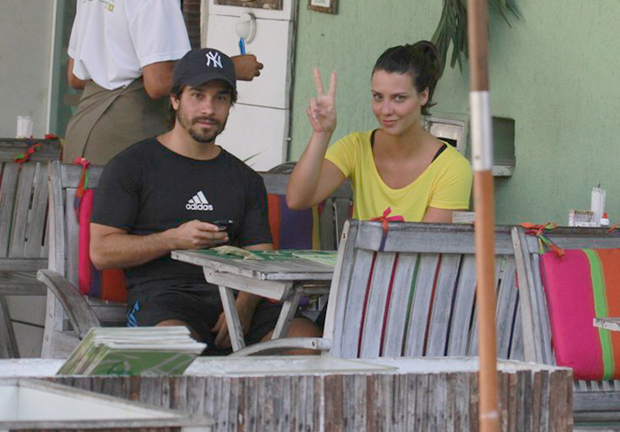 Camila Rodrigues almoça com o marido no RJ