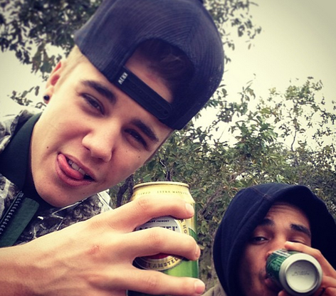 Justin Bieber posta foto com cerveja na mão gera nova polêmica