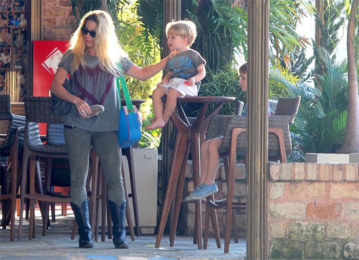 Danielle Winits almoça com namorado e filhos em churrascaria