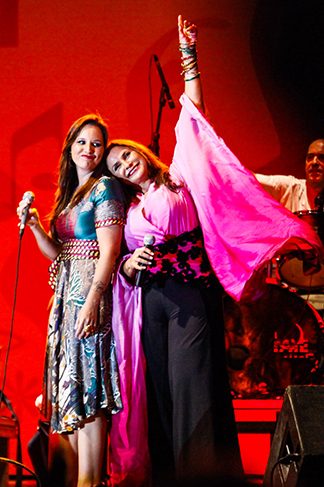 Com filha e neta, Fafá de Belém faz show pelo Dia das Mães
