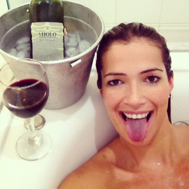 Ex-BBB Fani bebe vinho enquanto relaxa na banheira