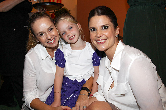 Deborah Quintela com a filha Pietra e a atriz Mariana Kupfer
